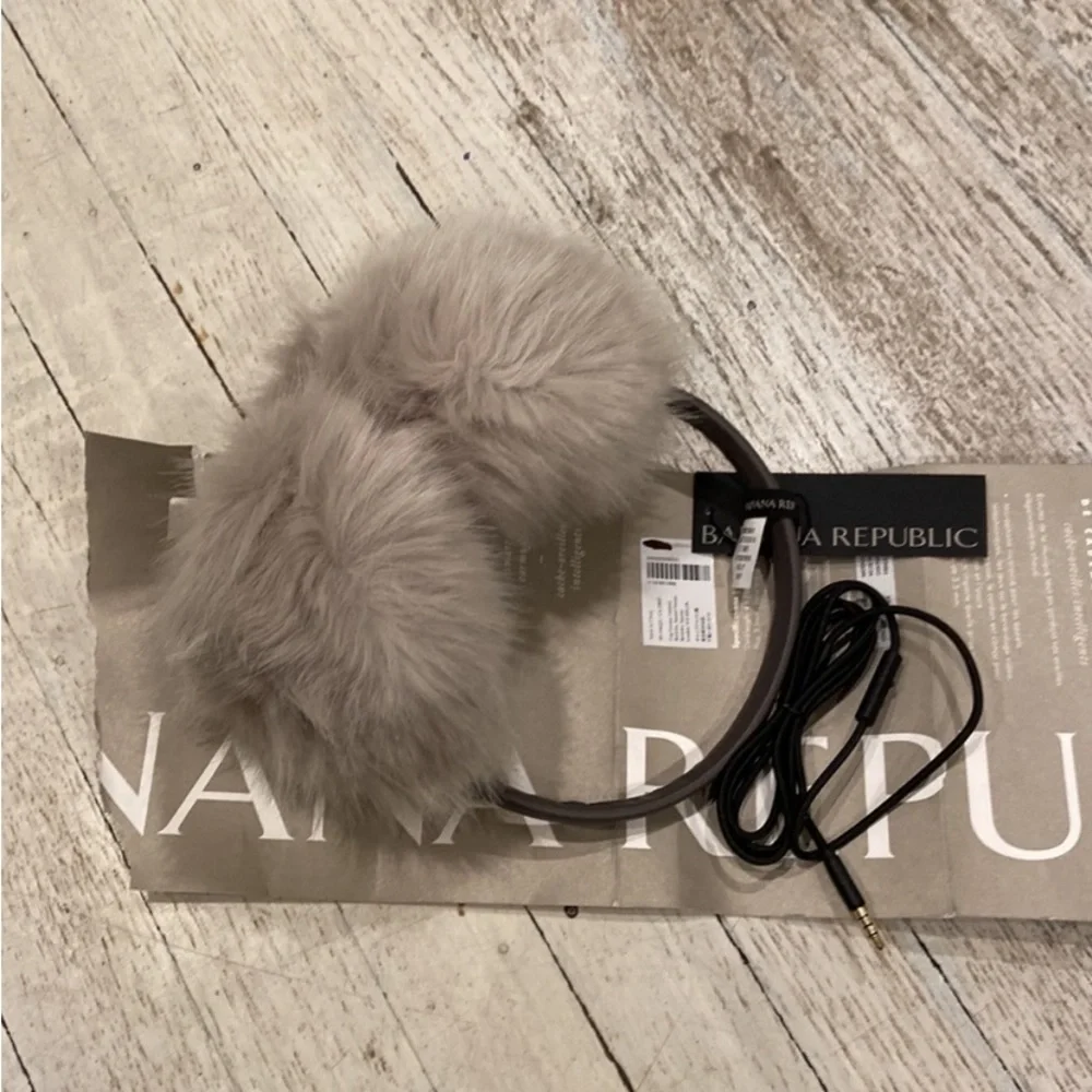 BANANA REPUBLIC Faux fur light grey earmuffs WITH HEADPHONES PORTS
NO CORD - Picture 8 of 8